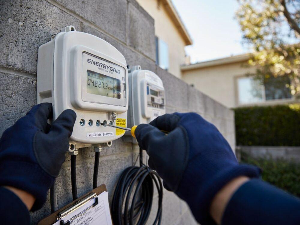 elektryk wymienia licznik energii